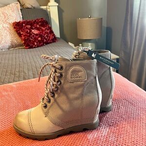 Sorel Women's Lace Up Tan/Beige Boots